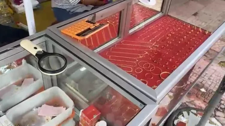 Penjualan Emas di Bone Lesu jelang Iduladha