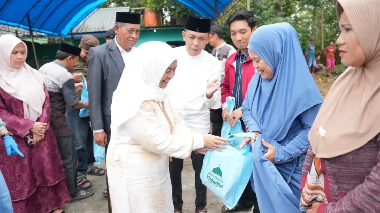 Bupati Sinjai Serahkan Sapi Kurban Presiden Bobot 1,05 Ton di Sinjai Selatan