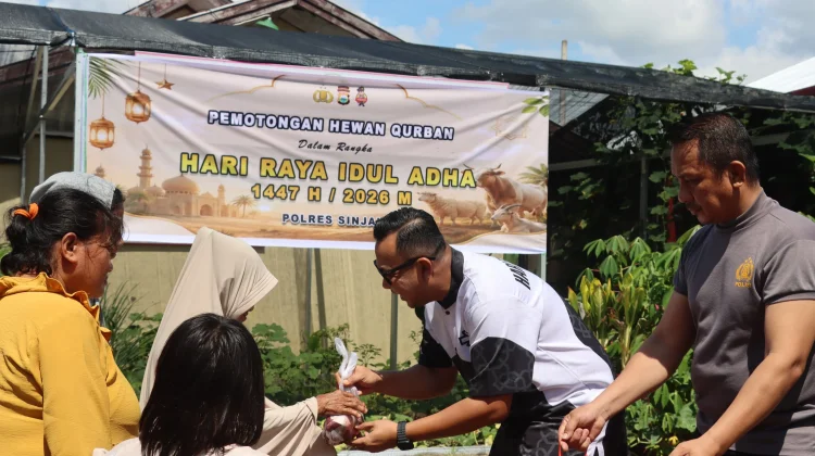 Polres Sinjai Sembelih 11 Sapi Kurban, Dibagikan ke Warga Kurang Mampu