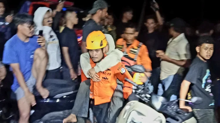 Sebanyak 28 Wisatawan Dievakuasi, usai Air Bah Terjang Sungai Usa di Bone
