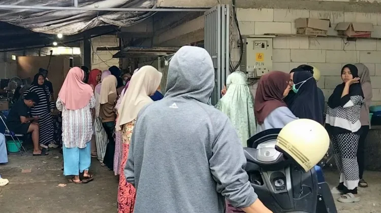 Warga Sinjai Rela Antre Tiga Jam Giling Daging Kurban