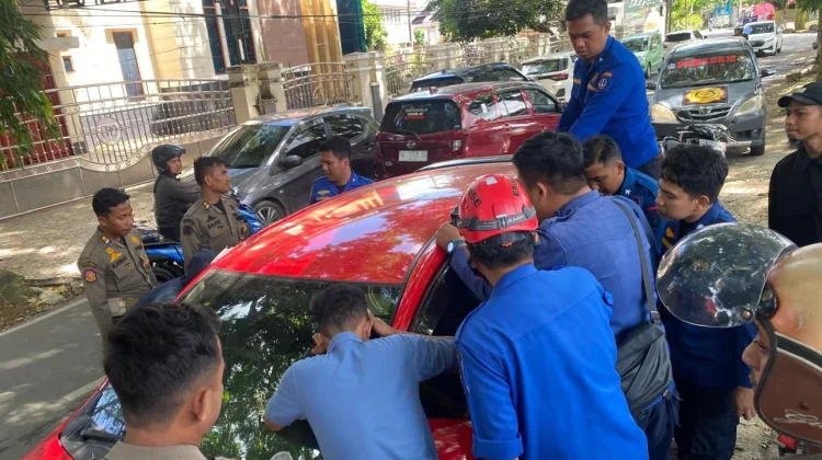 Damkar Bone Selamatkan Balita Terkunci di Mobil