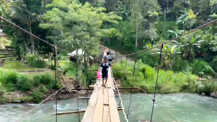TNI dan Warga Gotong Royong Bangun Jembatan Garuda di Desa Alenangka