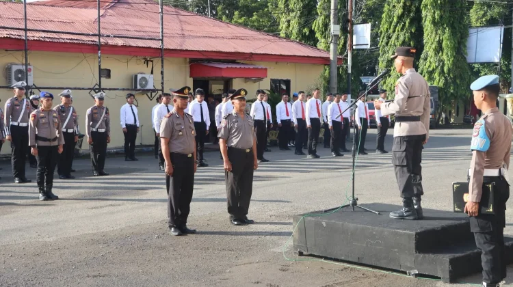 Dua Personel Polres Bone Terima Pangkat Pengabdian