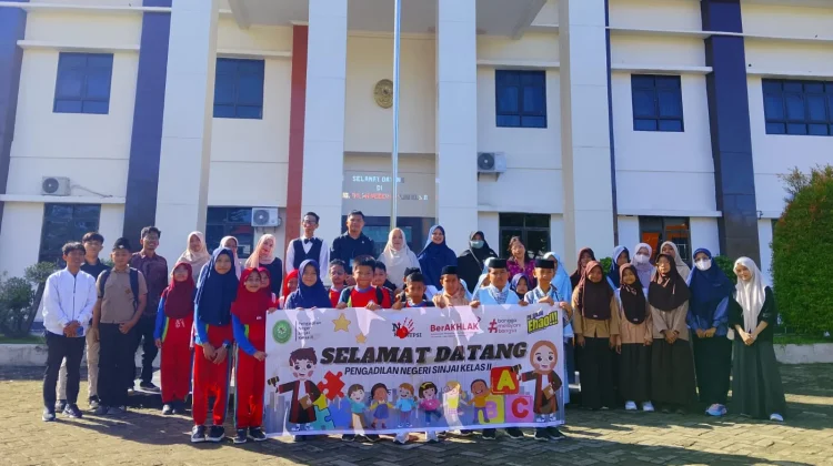 Masuk Ruang Sidang, Puluhan Siswa SD Belajar Hukum di Pengadilan Negeri Sinjai