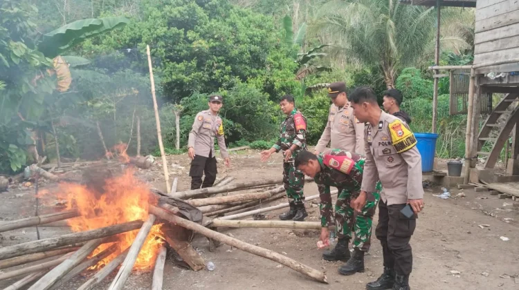 Polisi Bongkar Arena Judi Sabung Ayam di Bone