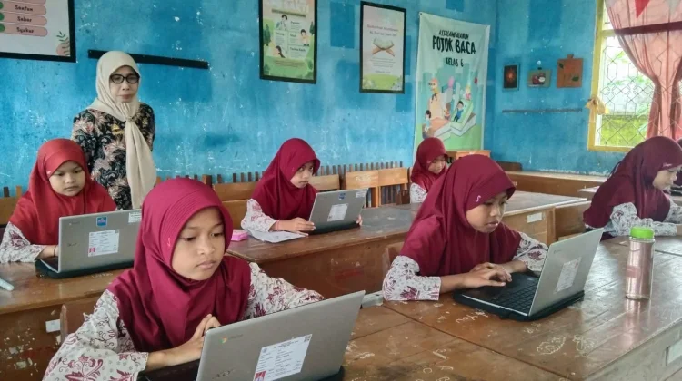SDN 152 Cemmeng Kombinasikan HP dan Chromebook saat Sumatif Akhir Semester