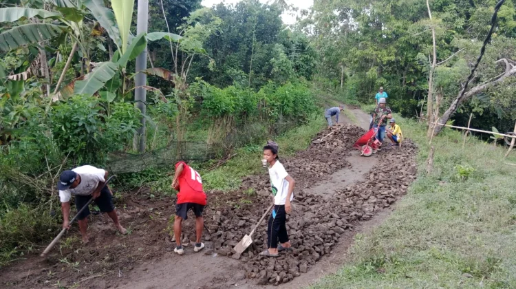 Rawan Kecelakan, Warga Appasarenganjae Tellulimpoe Swadaya Perbaiki Jalan Rusak