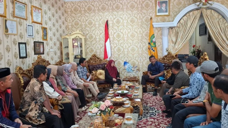 Peternak Sinjai Curhat Harga Telur Anjlok, Bupati Dorong Kemitraan dengan SPPG