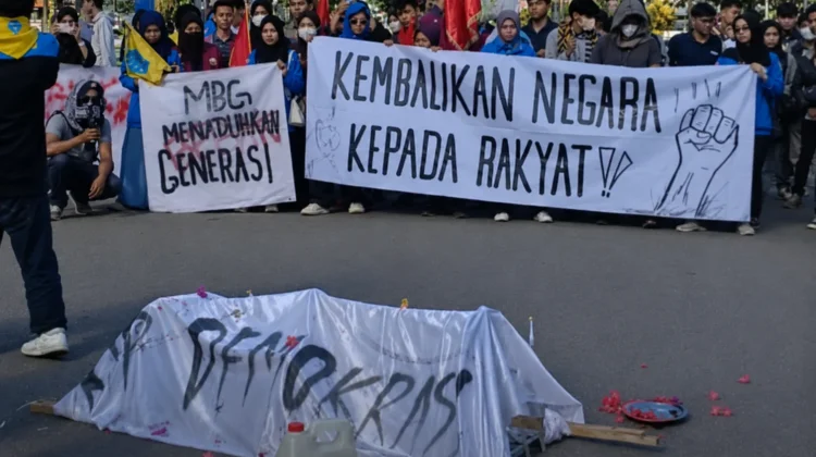 Mahasiswa Gelar Aksi Teatrikal, Soroti Mahalnya BBM dan Sejumlah Isu Publik di Bone