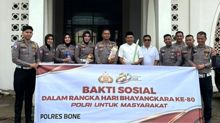 Polantas Bone Bersihkan Masjid Sambut HUT Bhayangkara Ke-80