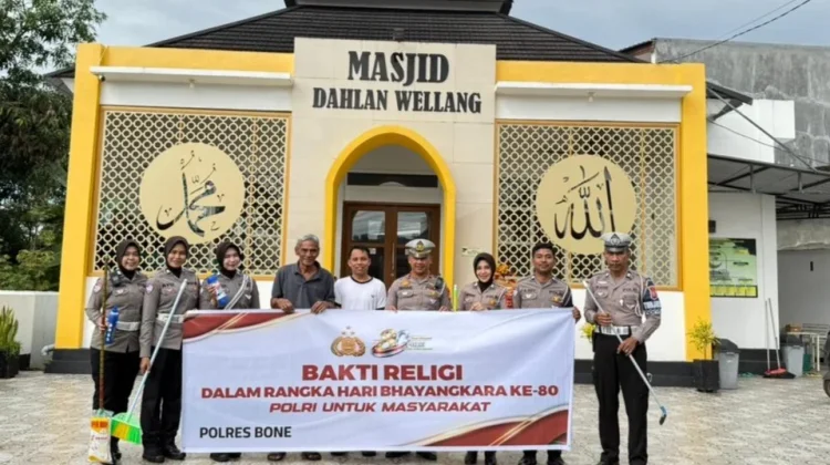Sambut HUT Bhayangkara, Polantas Bone Bersihkan Masjid