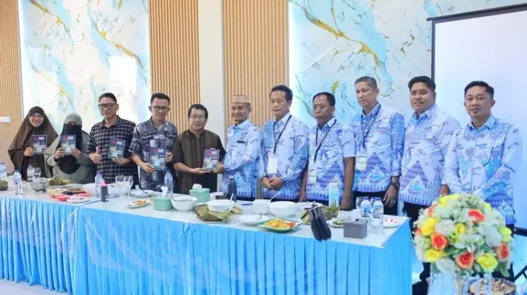 Bupati Bone Serahkan Buku "BupASS: Jalan Pengabdian" ke Perwakilan KKMB Gorontalo