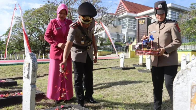 Polres Soppeng Ziarah Peringati Hari Bhayangkara Ke-80