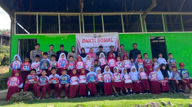 Polsek Lamuru Salurkan Bantuan Sambut Hari Bhayangkara