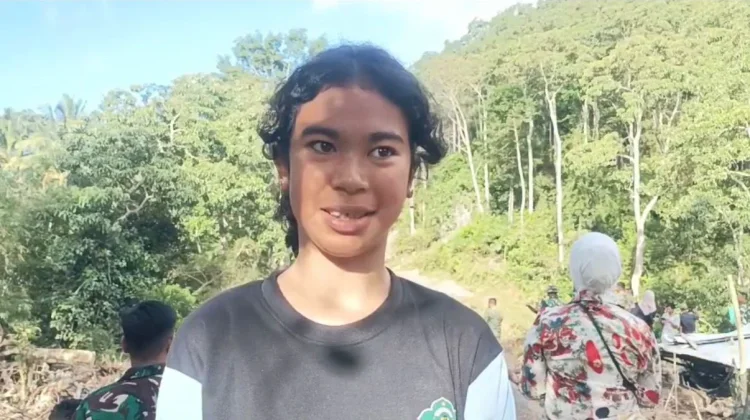 Anak-anak Dusun Lemo Bone Jalan Kaki Seberangi Sungai Demi Belajar