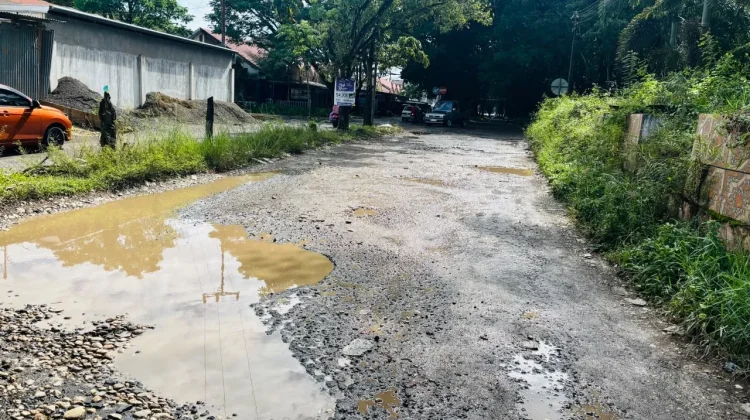 Emak-Emak Keluhkan Jalan Rusak menuju Pasar Palakka Bone