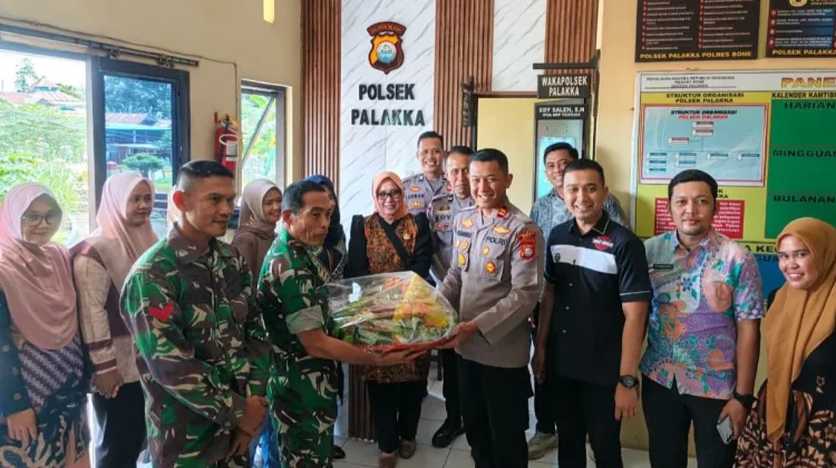 Forkopimcam Palakka Bawa Tumpeng ke Polsek Palakka, Rayakan Hari Bhayangkara
