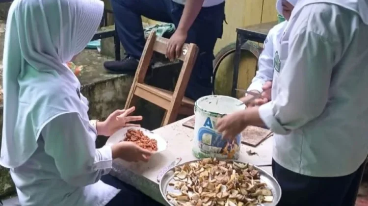 MTsN 4 Bone Kembangkan Inovasi POC Eco-Enzim Dari Limbah Organik