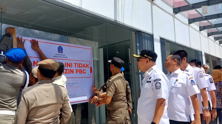 Abaikan Teguran, Pemkab Bone Pasang Spanduk Peringatan di Bangunan Tak Berizin