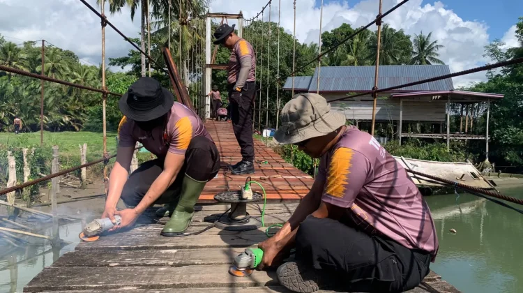 Brimob Yon C Pelopor Percepat Rehabilitasi Jembatan Warga Bone