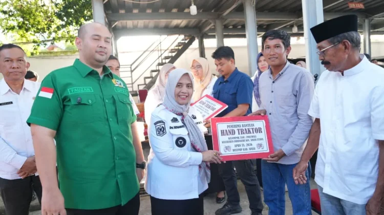 Petani di Sinjai Terima Bantuan Alsintan, Benih Padi hingga 1.500 Bibit Durian
