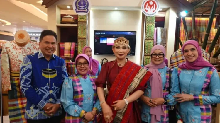 Dekranasda Bone Promosikan Produk Unggulan di Makassar