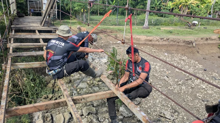 Brimob Rehabilitasi Jembatan Gantung Demi Keselamatan Warga Desa Kading Bone