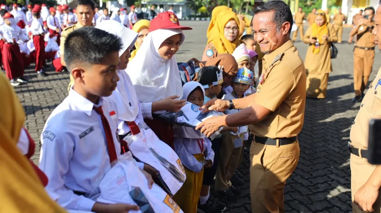 Pemkab Bone Bagikan 18.426 Seragam Gratis