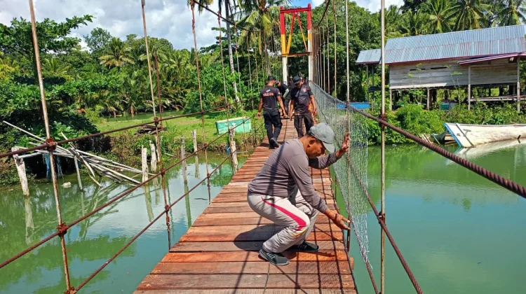 Polri Bersama Warga Percepat Rehabilitasi Jembatan Gantung Awangpone