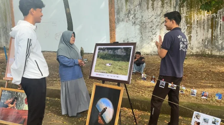 Mahasiswa KPI IAIN Bone Sulap Area CFD Jadi Galeri Foto, Karya Dipamerkan ke Publik