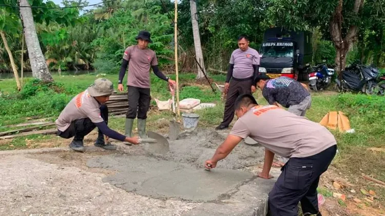 Hari Kedelapan, Brimob Bone Terus Rehabilitasi Jembatan Gantung Kading