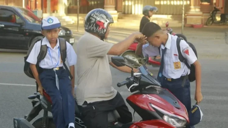 Gerakan Ayah Antar Anak Warnai Hari Pertama Sekolah di Sinjai