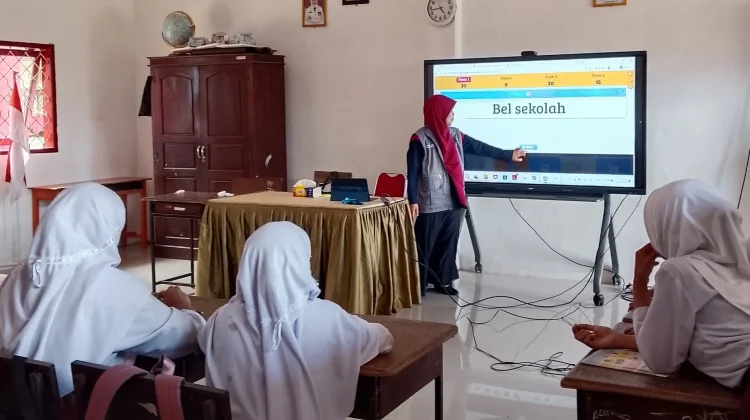 Relima Sinjai Kenalkan Metode Belajar Digital Bahasa Inggris di SD 53 Kalamisu