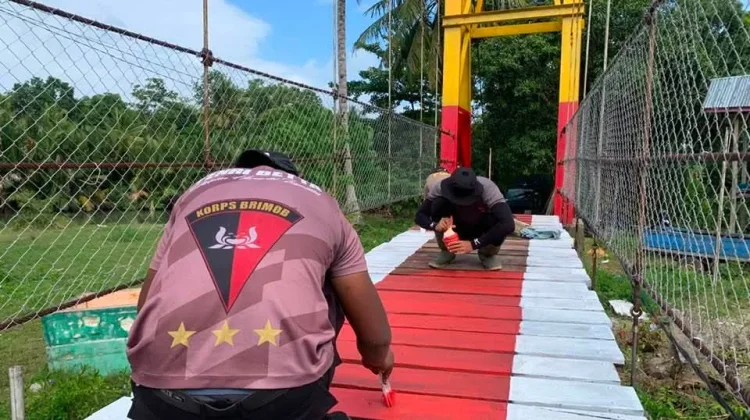 Brimob Bone Kebut Finishing Rehabilitasi Jembatan Demi Keselamatan Warga