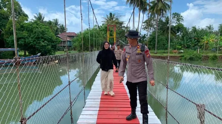 Brimob Batalyon C Pelopor Rampungkan Rehabilitasi Jembatan Gantung Desa Kading