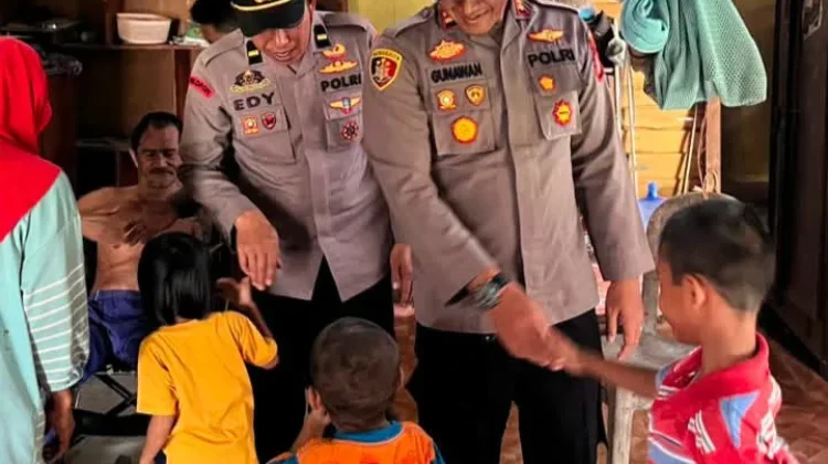 Polsek Palakka Salurkan Sembako Bagi Warga Kurang Mampu Melalui Sedekah