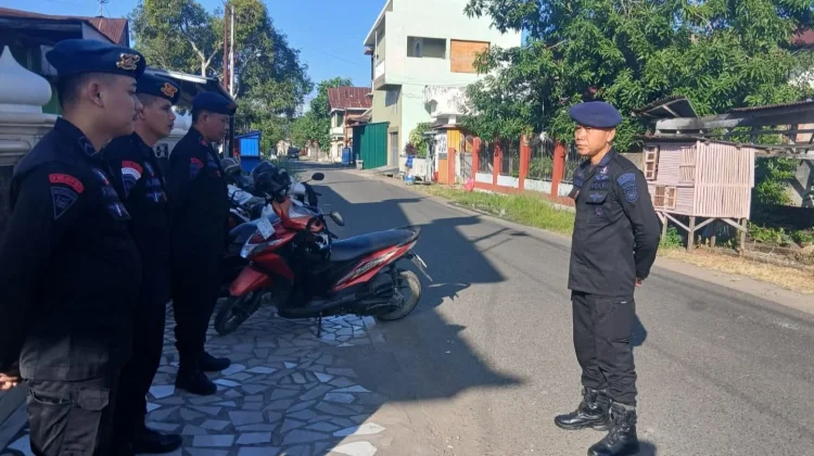 Brimob Bone Gelar Jumat Bersih di Masjid Fathur Rahman