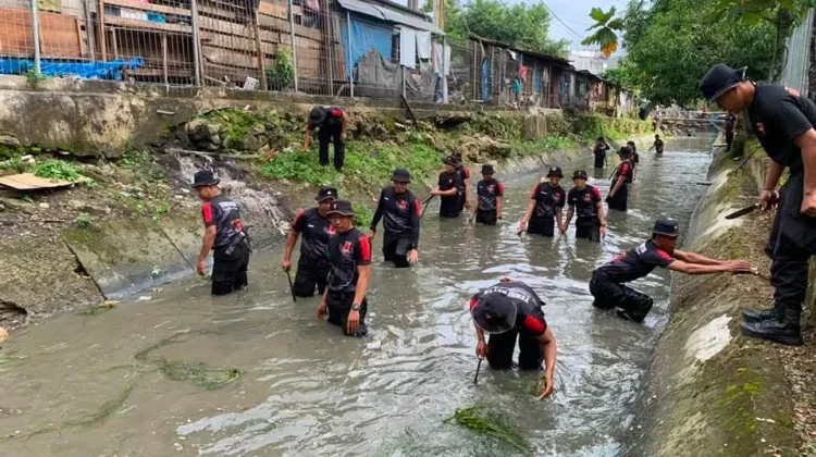 Brimob, Forkopimda dan Warga Kompak Bersihkan Sungai di Bone