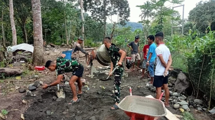 Satgas TMMD Bone Lanjutkan Pengecoran Jalan menuju Jembatan Gantung