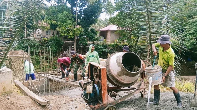 Babinsa Palakka Bersama Warga Percepat Pembangunan Pondasi Jembatan Desa Siame