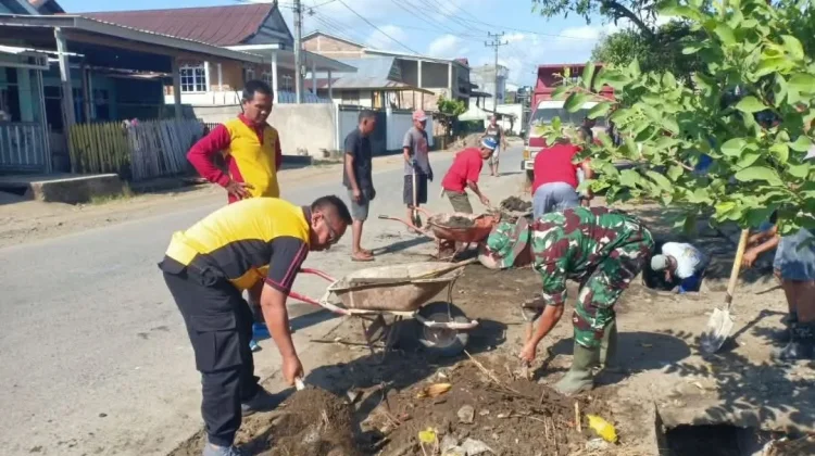 Koramil Lilirilau Bersama Polri Bersihkan Selokan Perkuat Sinergi Warga