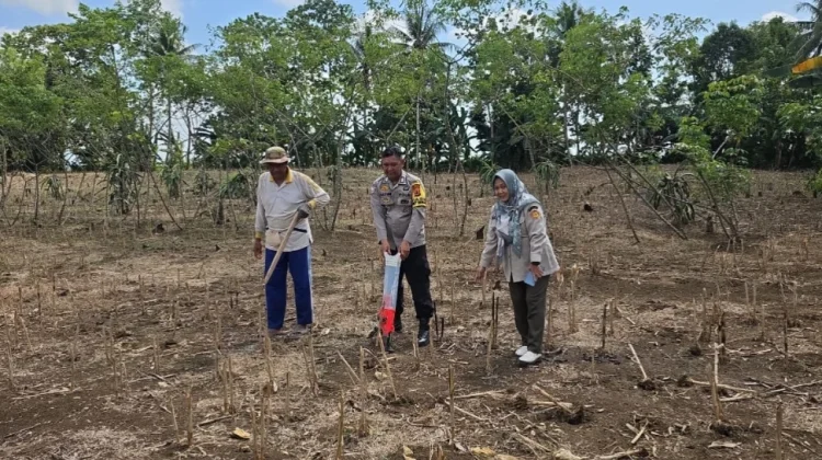 Polri Dampingi Petani Optimalkan Lahan Lingkungan Pelengoreng 2