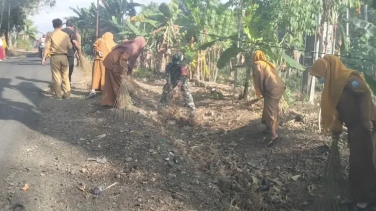 Koramil Liliriaja Bersama Sekolah Gelar Karya Bakti Bersihkan Saluran Air