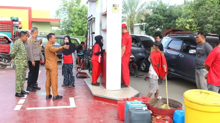 Sidak Antrean Solar di Dua Boccoe, Bupati Bone Peringatkan SPBU soal Mafia BBM
