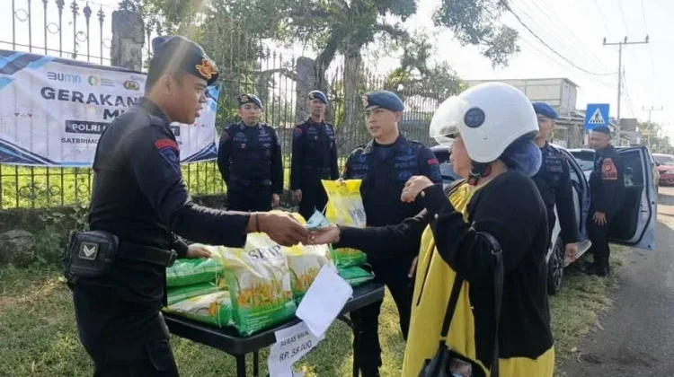 Brimob Bone Salurkan Beras SPHP, Dukung Ketahanan Pangan Masyarakat
