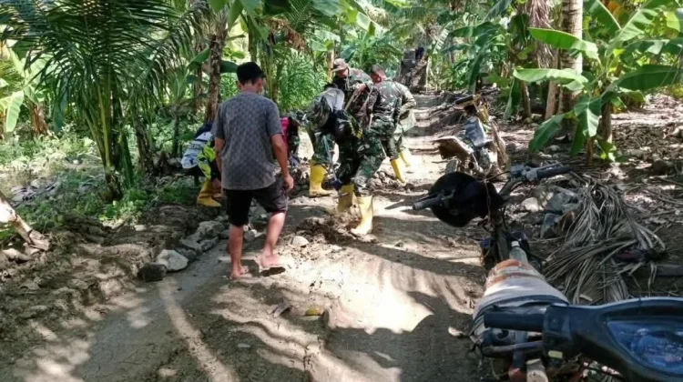 Koramil Marioriwawo Perbaiki Jalan Tani Dukung Produktivitas Petani
