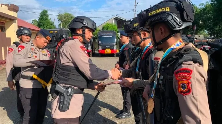 Danyon Brimob Bone Beri Reward Atlet Karate Berprestasi Satuan Bersama