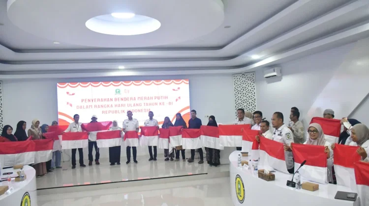Pemkab Sinjai Mulai Gerakan Pembagian Bendera Merah Putih jelang HUT RI Ke-81
