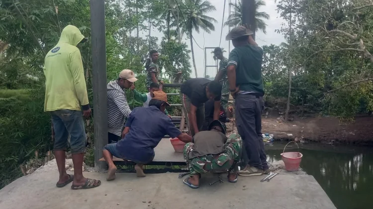Satgas TMMD Bone Percepat Pembangunan Jembatan Gantung Sibulue Bersama Warga